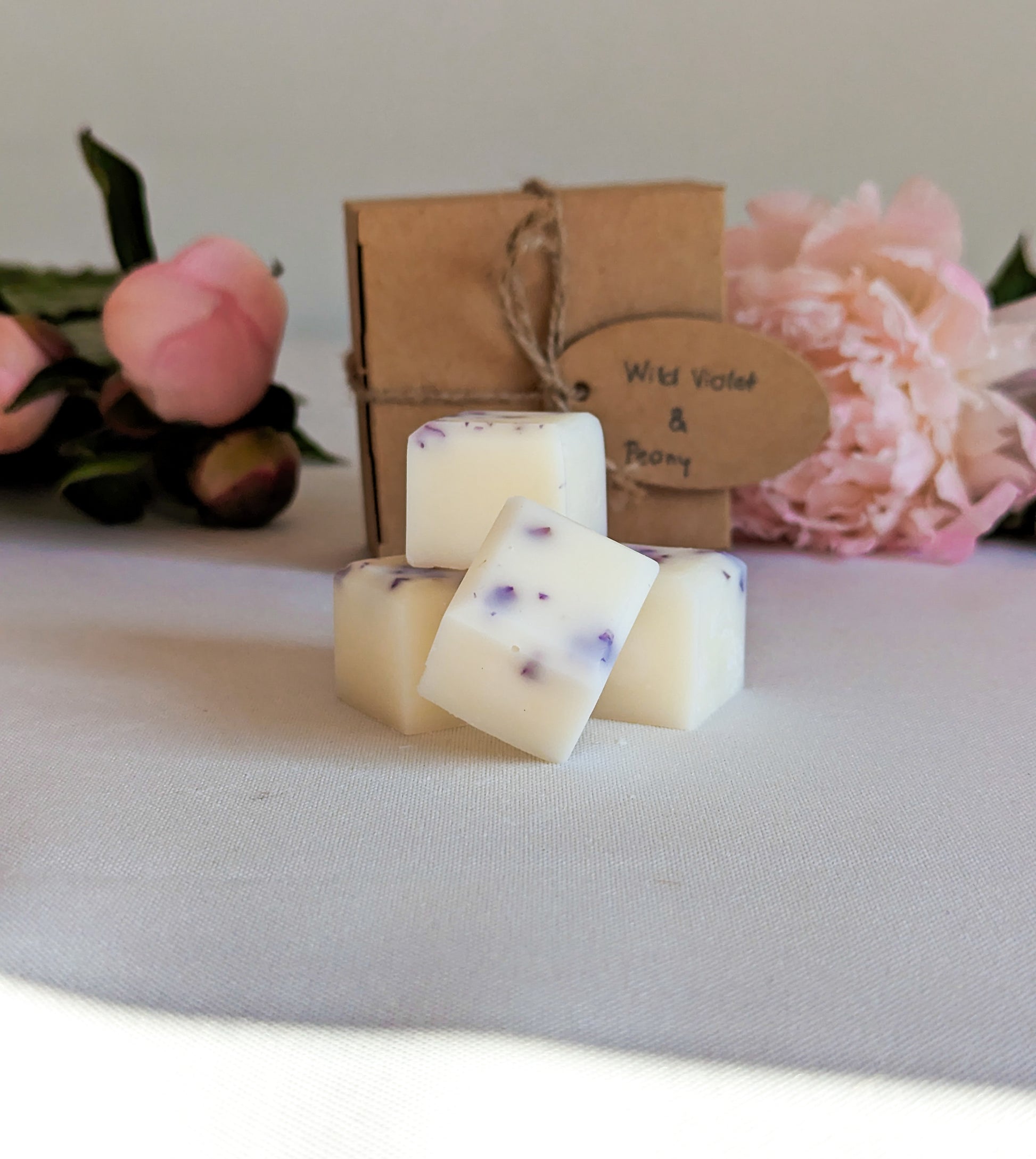 peony scented wax melt that are floral scented creating a fresh atmosphere